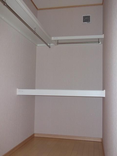 Receipt. Stage II Building E pipe ・ Easy-to-use storage in with shelf