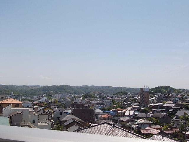 View photos from the dwelling unit. Stage II Building E The view from the rooftop