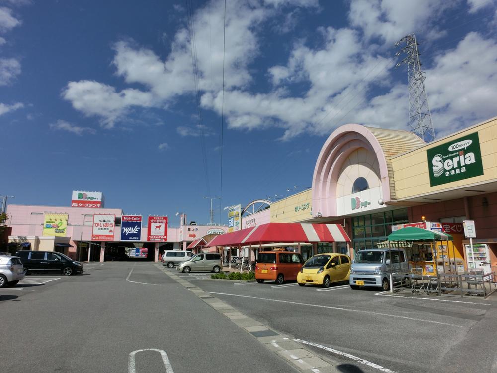 Shopping centre. 750m from the shopping mall Les Pas