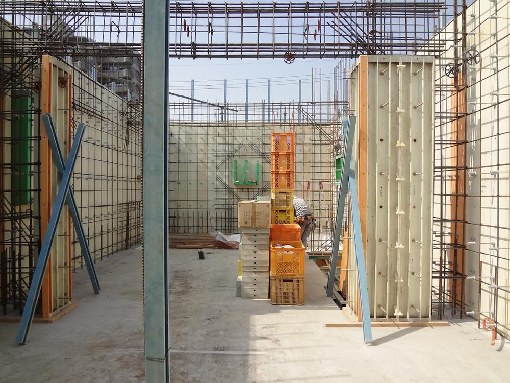 Construction ・ Construction method ・ specification. Finish the precursor poured concrete in the heat insulating material with FRP formwork so "integral wall structure with no air layer", Ya internal condensation of the factors that damage the precursor, To prevent the occurrence of mold and mites that cause harm to health. 