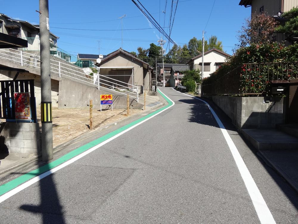 Local photos, including front road. Public road which is in contact with the land south (width 4.9m)