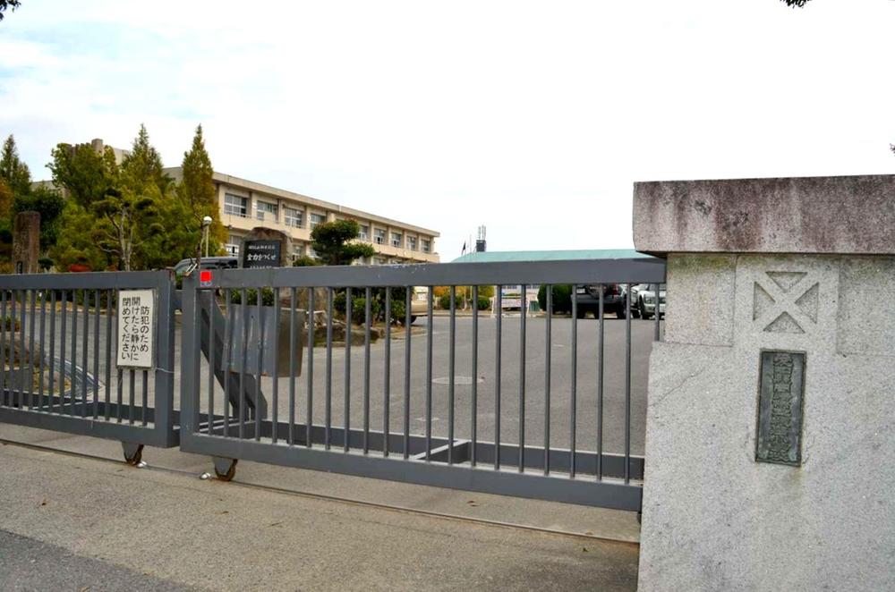 Primary school. 793m up to elementary school Okazaki Tatsukon stone