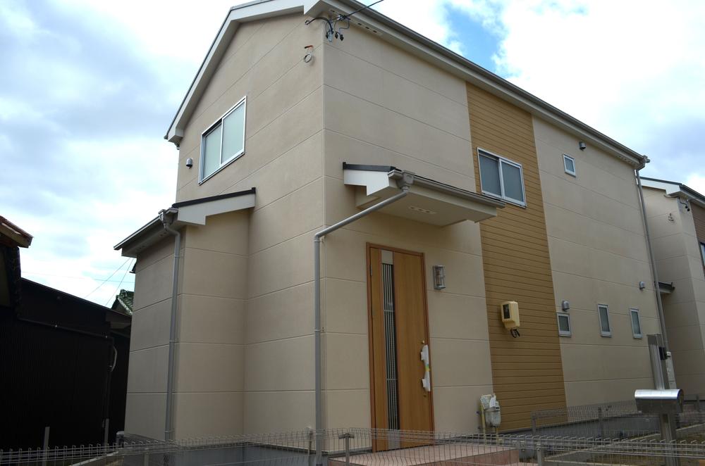 Local appearance photo. 4 Building