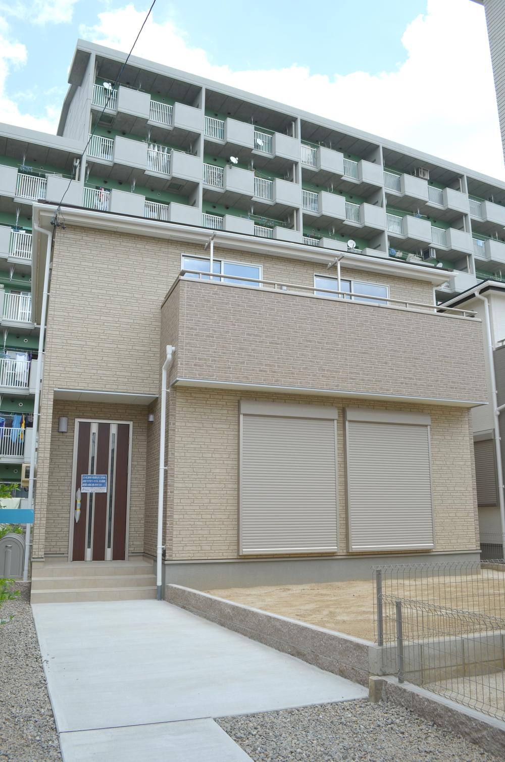 Local appearance photo. 1 Building