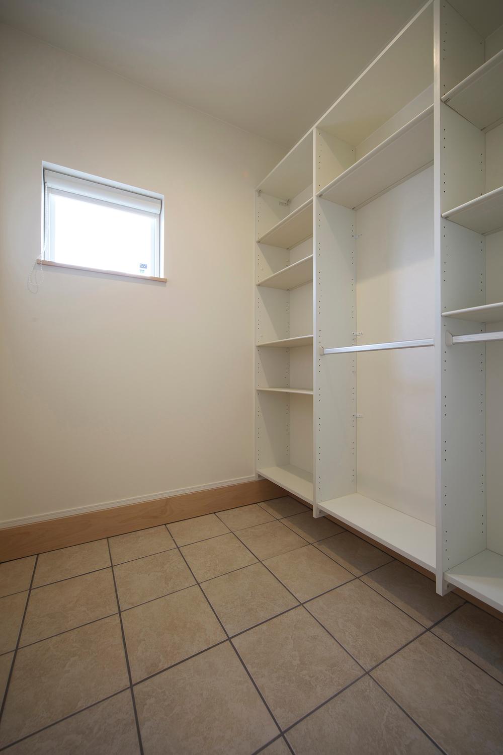 Receipt. Equipped with large-scale shoes cloak the entrance side (11 May 2013) Shooting