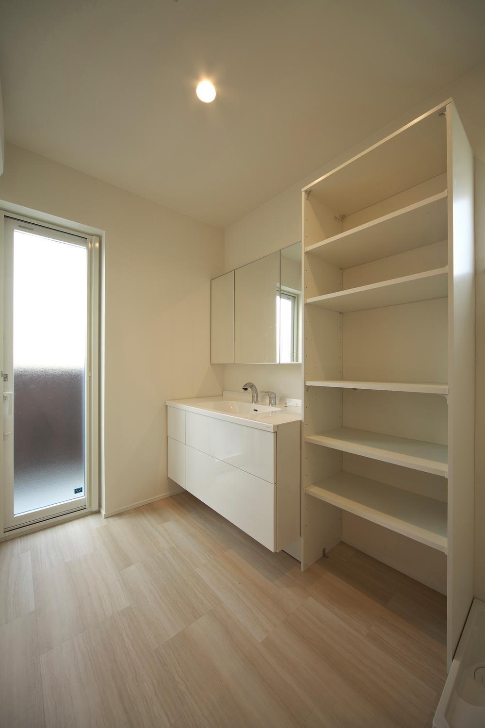 Wash basin, toilet. Large wash basin and storage space ・ Complete the remaining hot water hose balcony can also be used effortlessly remaining water of the hotel has been toilet bath (November 2013) Shooting