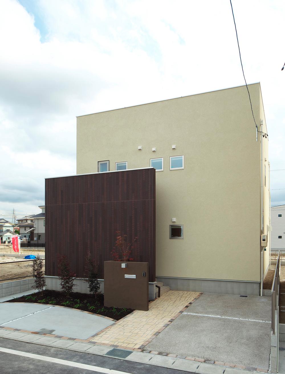 Local appearance photo. Simple modern appearance of painted wall of the external insulation (11 May 2013) Shooting