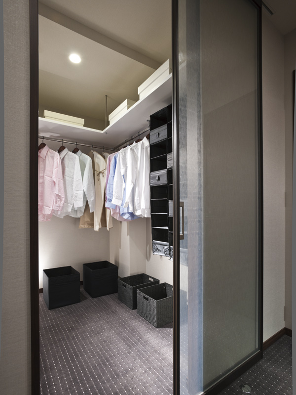 Receipt.  [Walk-in cloakroom] In addition to clothes with a single hanger applied to the not to wrinkle, Plenty of Maeru large storage and life supplies of seasonal / B-F type model room