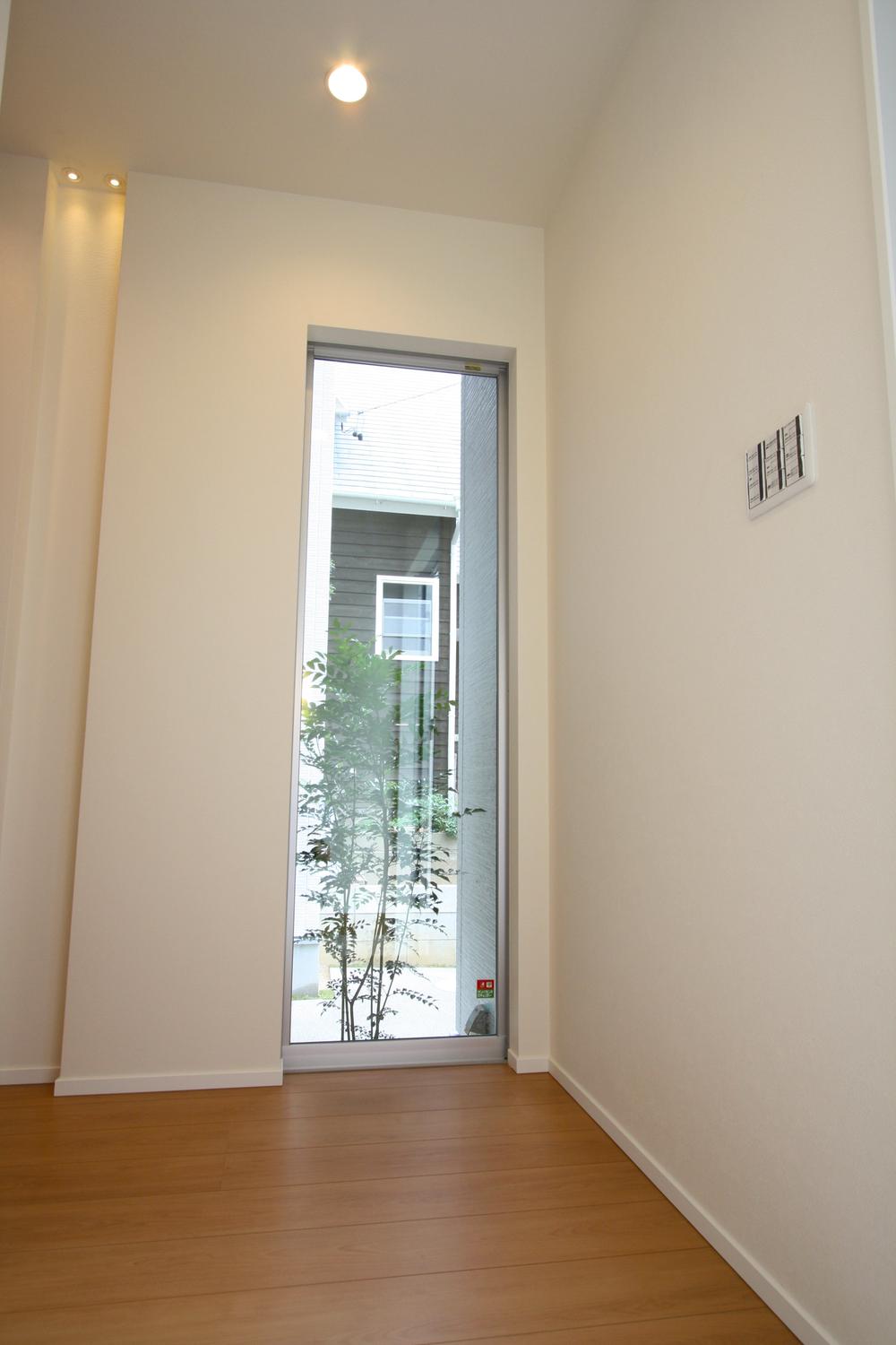 Garden. Trees space through the glass in the front on the front door. It will be lit up at night. 1 Kaimado glass adopts security glass. (April 2013) Shooting 