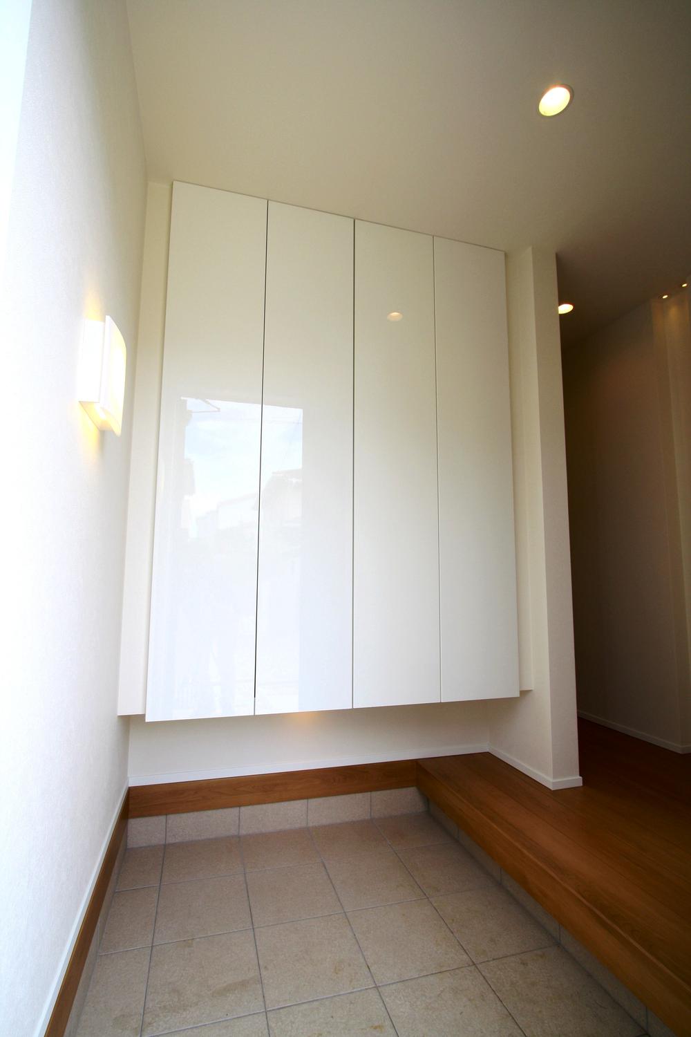 Entrance. Adopt a stylish large foyer storage. About 86 pairs of shoes can be stored (April 2013) Shooting