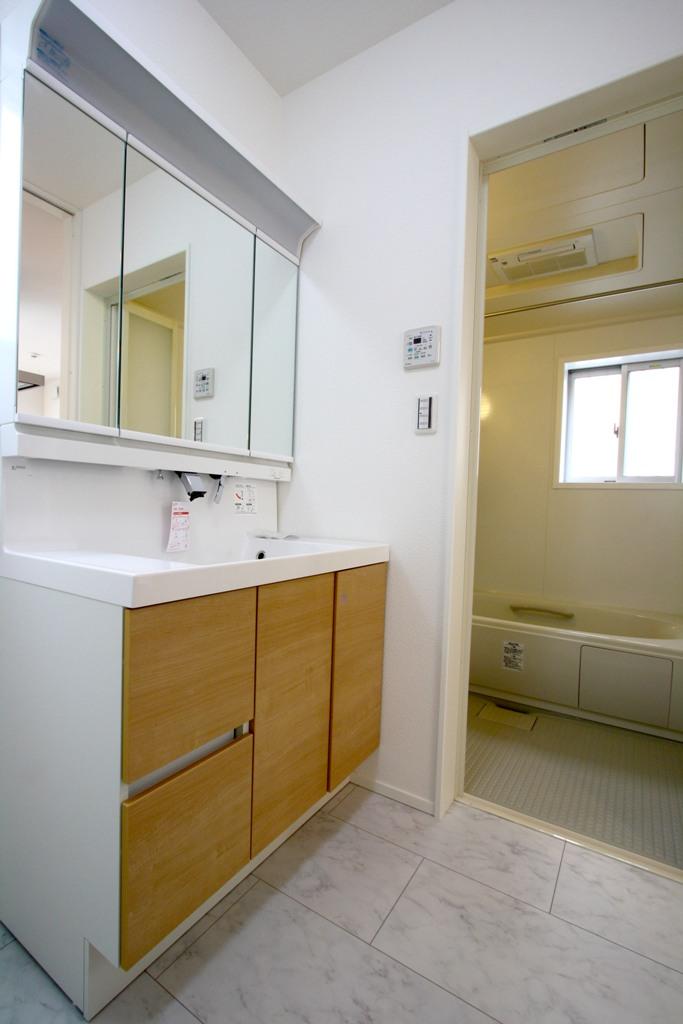 Wash basin, toilet. Equipping storage rooms in the washroom (November 2012) shooting 