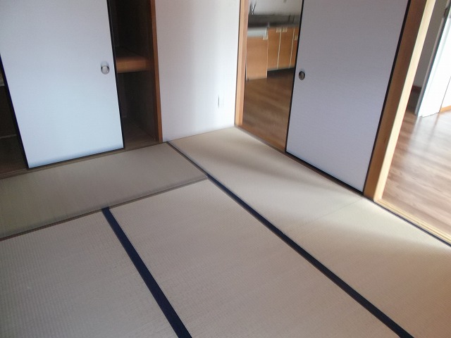 Other room space. Is a Japanese-style room. 
