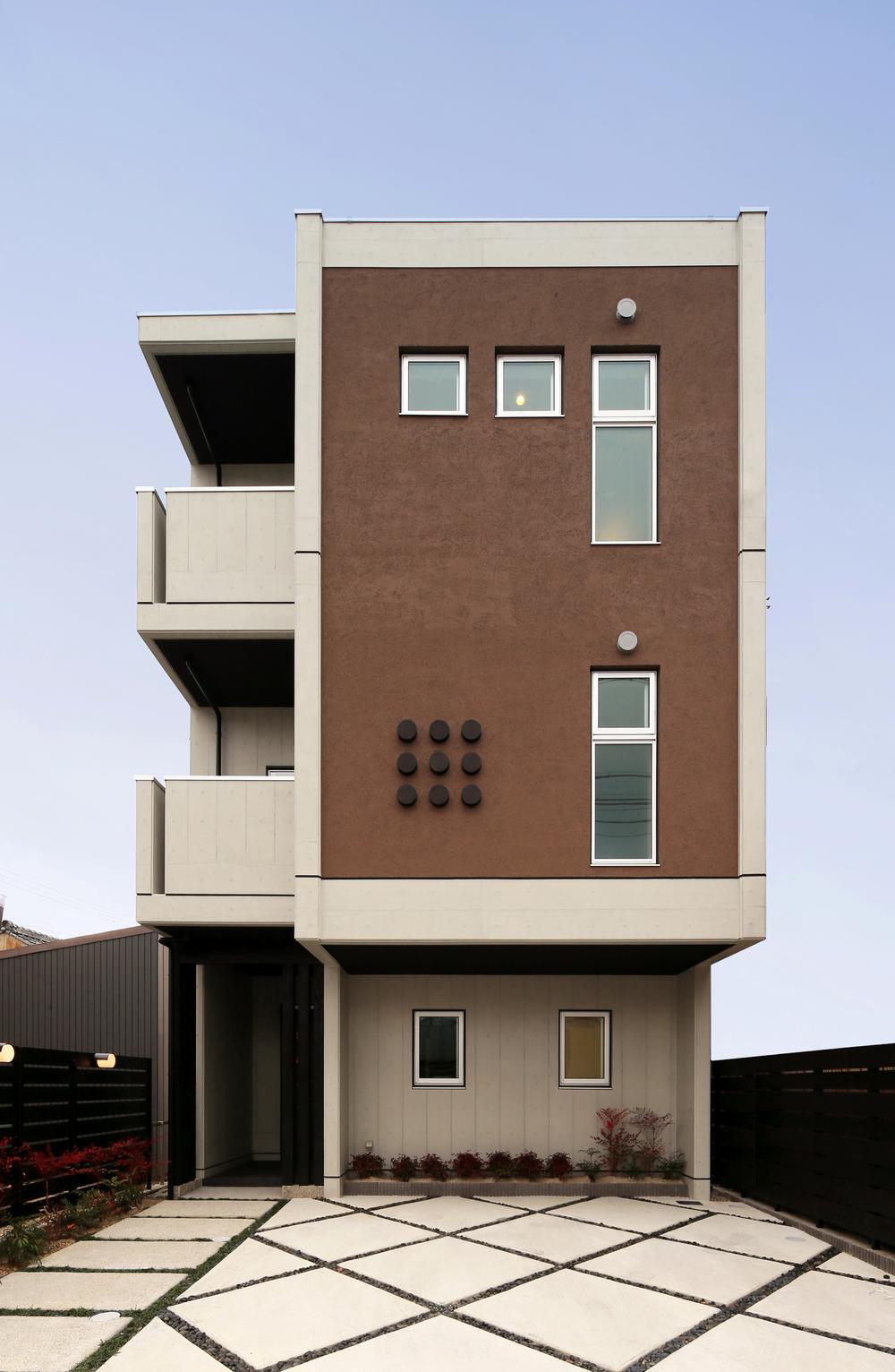 Local appearance photo. Reinforced concrete three-story, It is a robust appearance. 