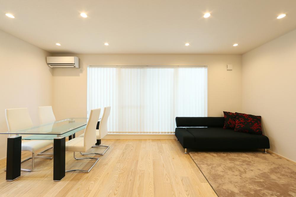 Living. Widely bright LD. It summarizes in a neat space. 