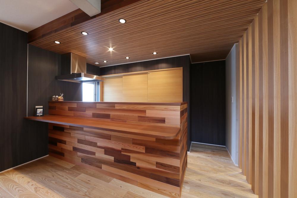 Kitchen. The kitchen drifts atmosphere of wood. 