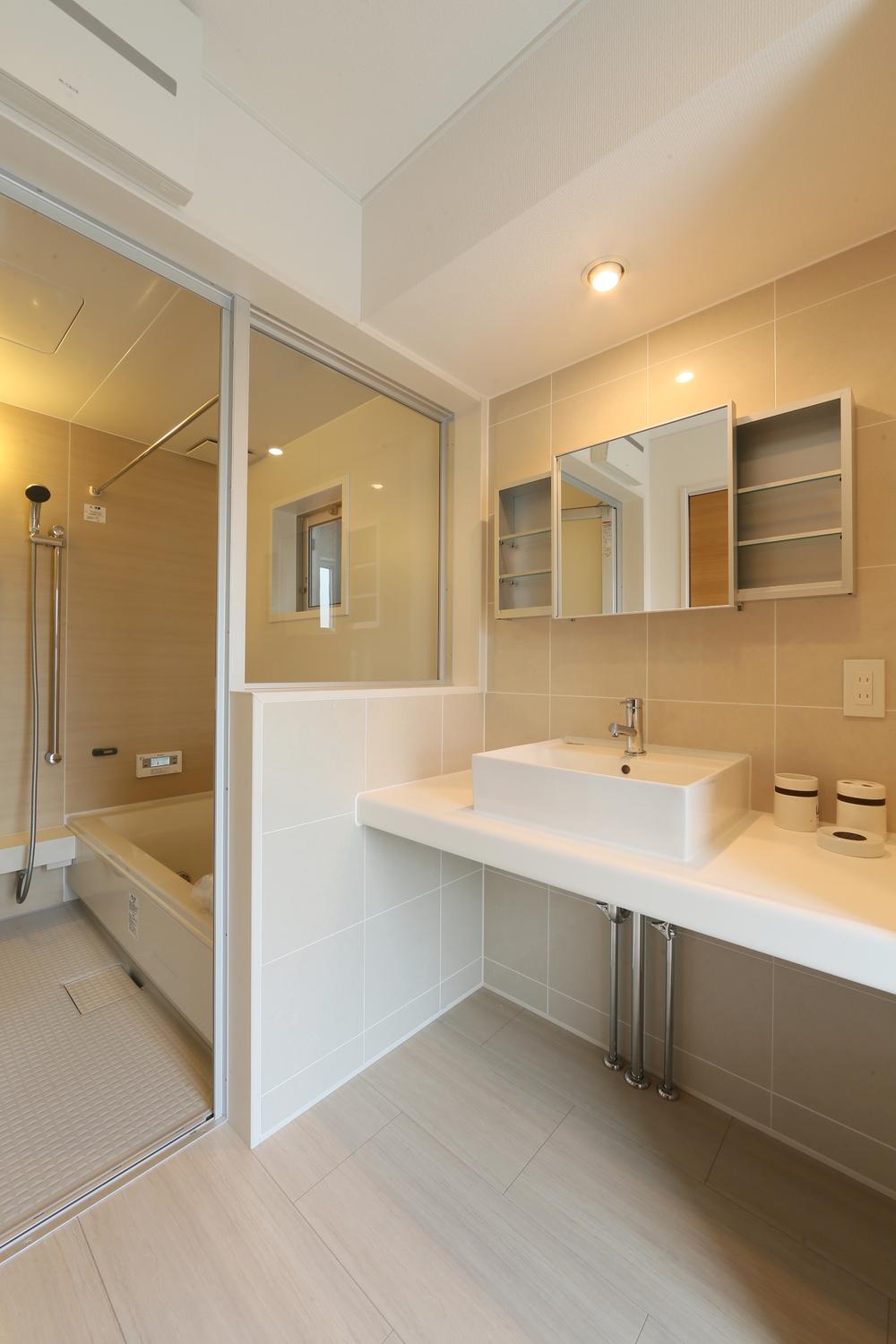 Wash basin, toilet. Brightness and wash room of the space that was conscious of cleanliness. 