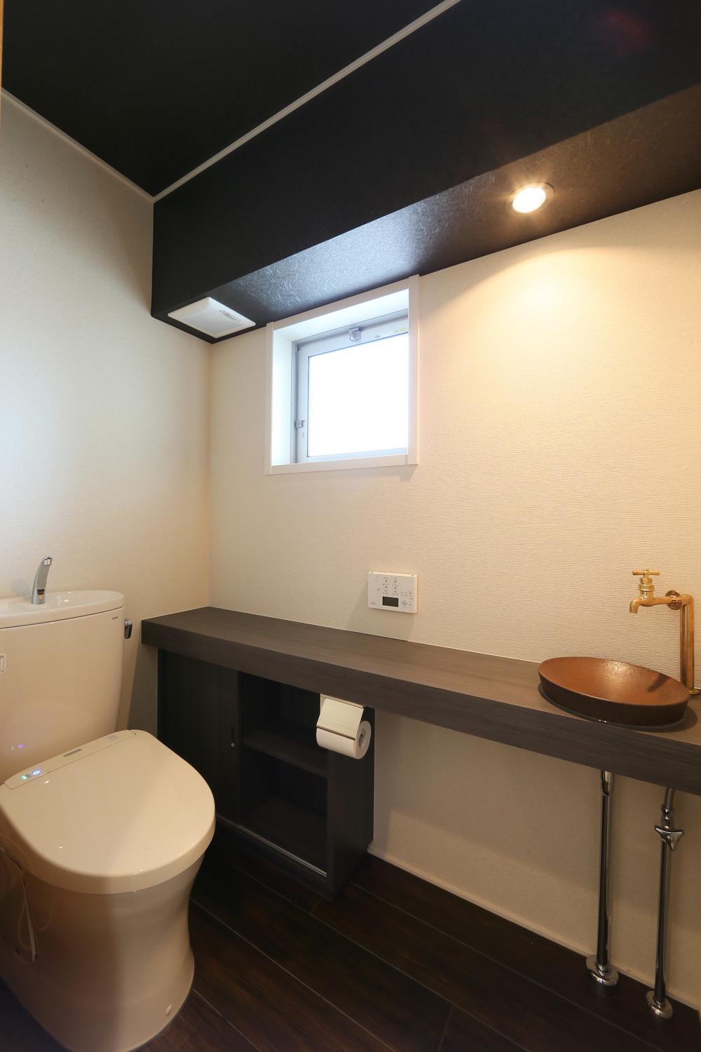 Toilet. Although the toilet is the emphasis on ease of use, It is also a must-see calm texture. 