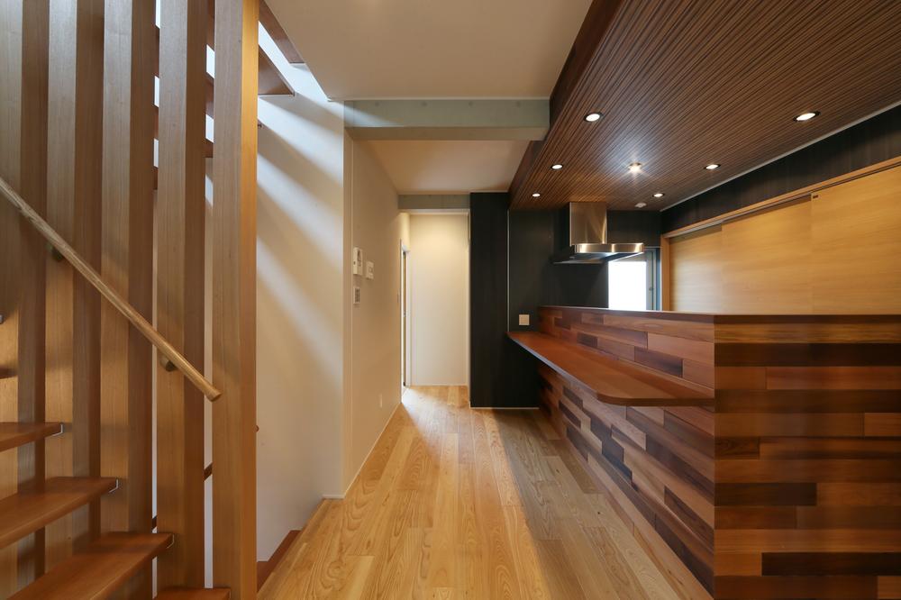 Other introspection. Hall leading to the wash room and the staircase in front kitchen. By placing efficiently, Room is born in space. 