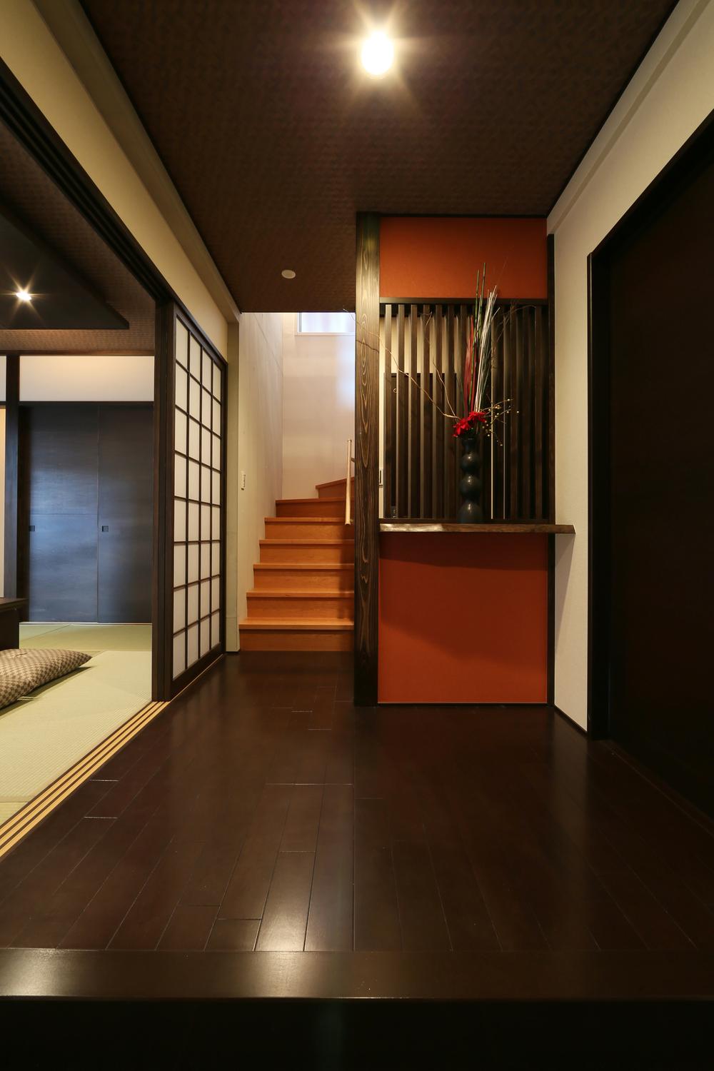 Entrance. In the entrance hall front, Wall finish of impressive shades. It brings out the taste of the sum. 