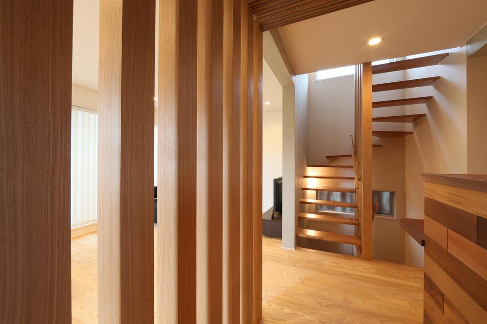 Other introspection. Stairs go up from the second floor to the third floor, Ingenuity to bring the spread of wind flow and space. Although we tend portion monotonous, Here also has incorporated a commitment Fujii housing. "