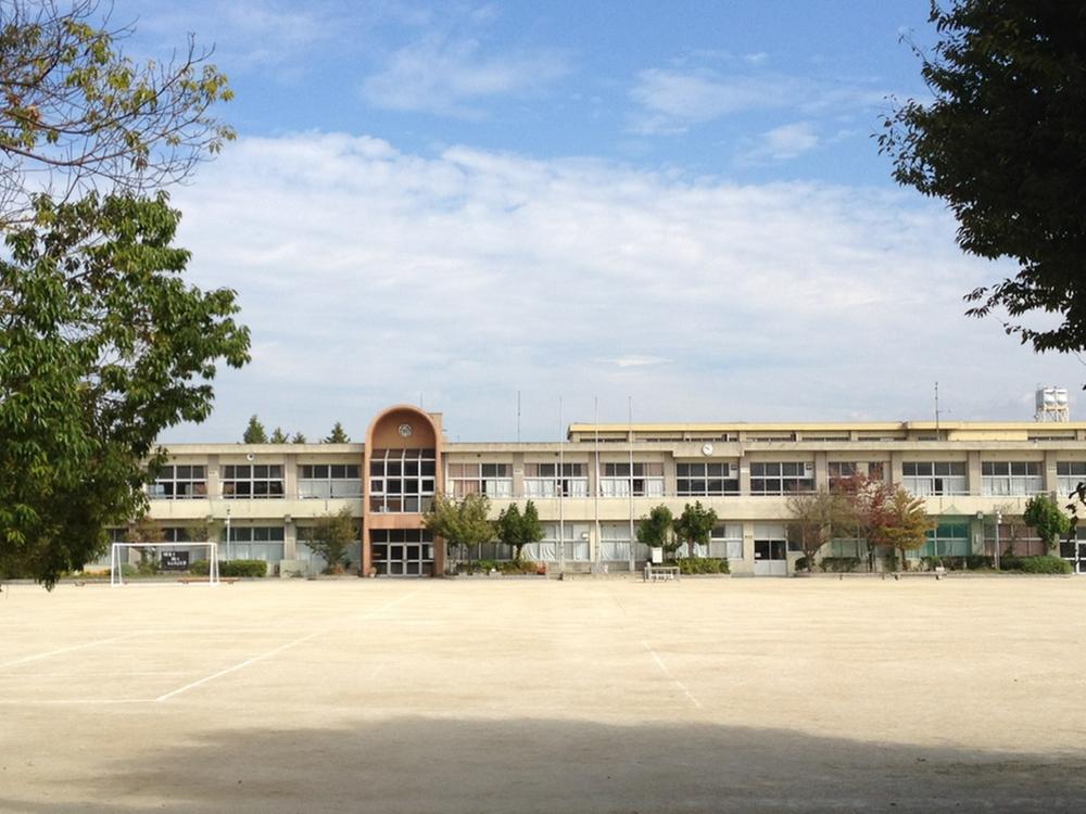 Primary school. 760m to Okazaki City feathers Elementary School