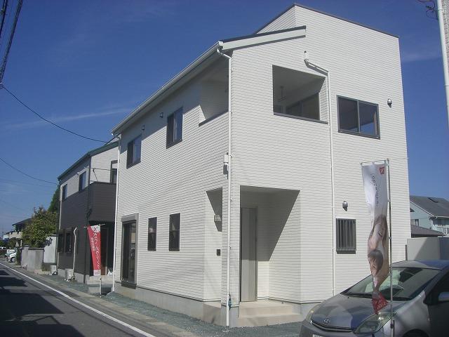 Local appearance photo. Exterior (B Building). Is on the south side of the roof is equipped with solar panels. Roof of the north side is the rooftop balcony. 