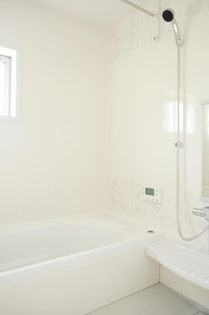 Bathroom. Pure white and a clean bathroom (October 2013 shooting)