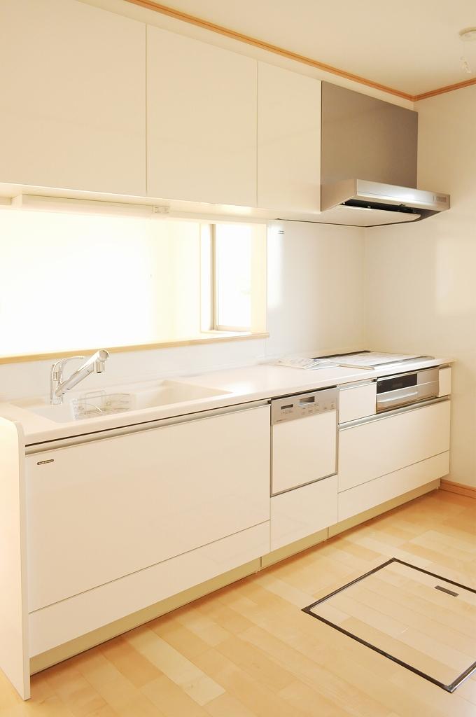 Kitchen. kitchen. IH cooking heater and dishwasher comes with (B Building / 2013 October shooting)