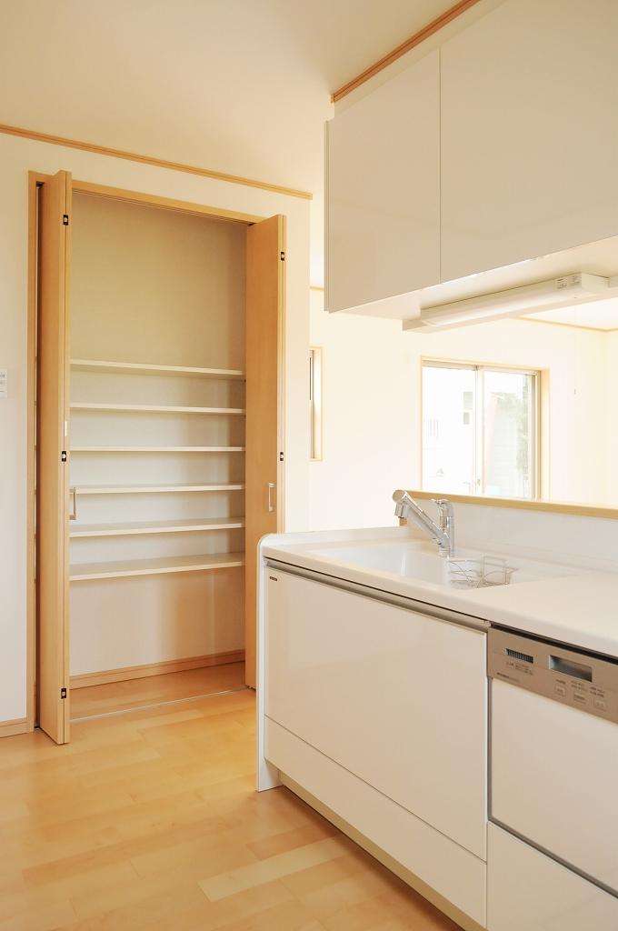 Kitchen. There is housed in the vicinity of the kitchen. It is convenient to store your food and cooking utensils. (October 2013 shooting)