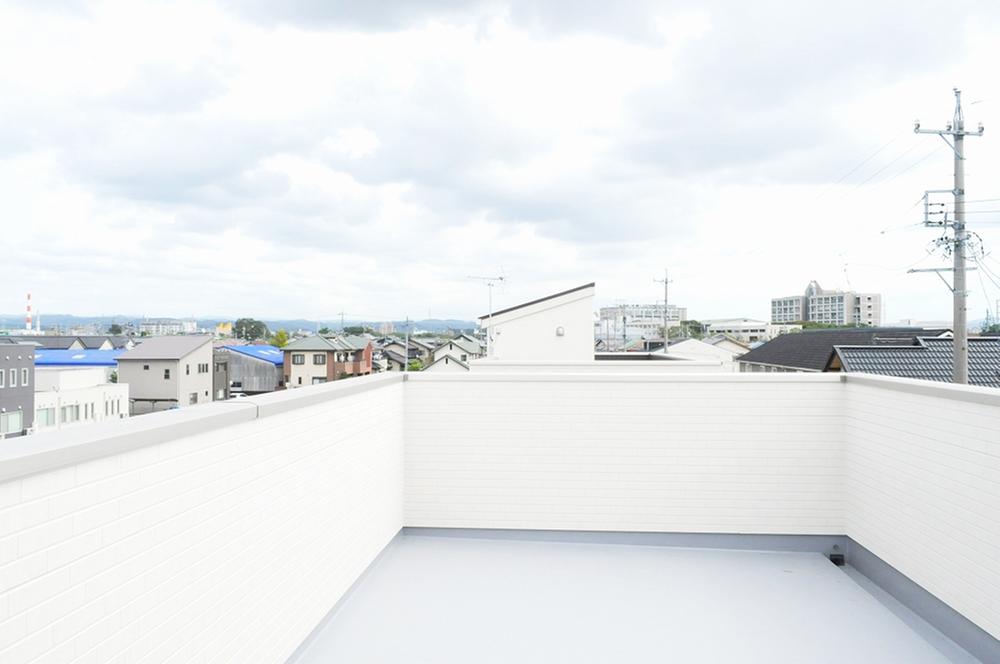 View photos from the dwelling unit. View from the rooftop balcony (October 2013 shooting) Although picture is cloudy, Sunny and may be hit yang, Since there is no a big building around, View is also good. 