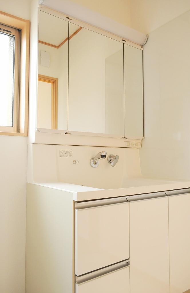 Wash basin, toilet. Vanity (October 2013 shooting). The back of the three-sided mirror has become the storage. 