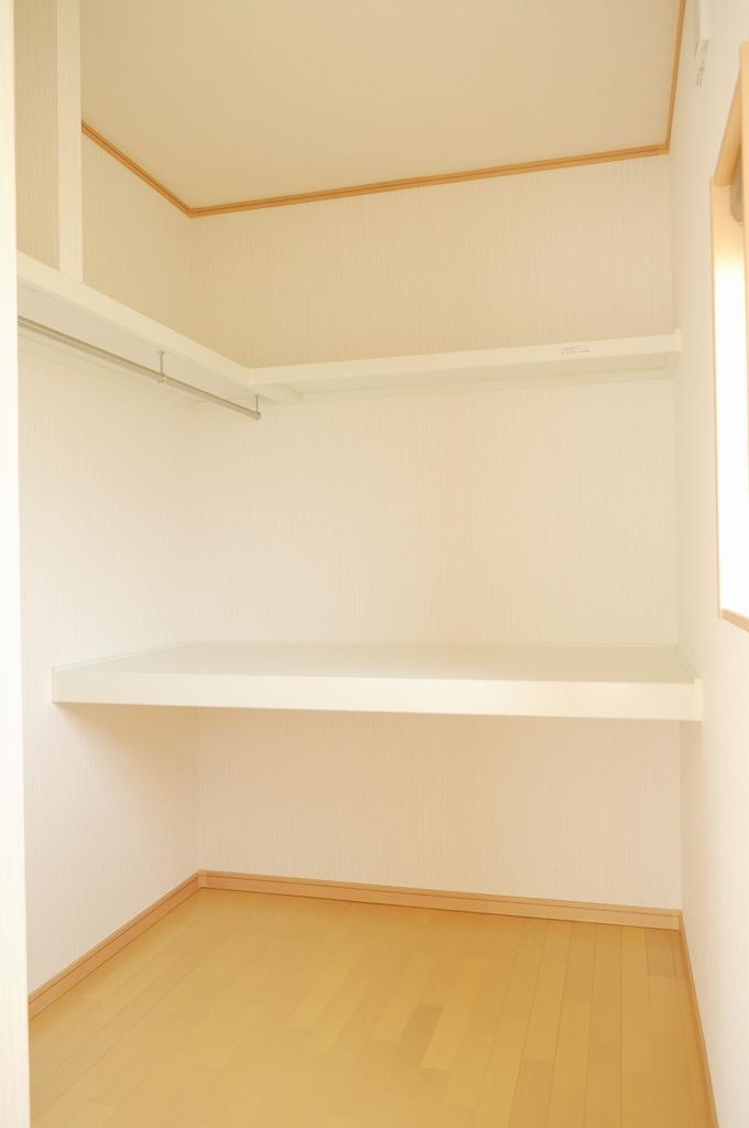 Receipt. Bedroom walk-in closet. Because such as clothing can be refreshing storage By utilizing such as hanger and storage box, Rooms also maintains the integrity of the space and refreshing. (October 2013 shooting)