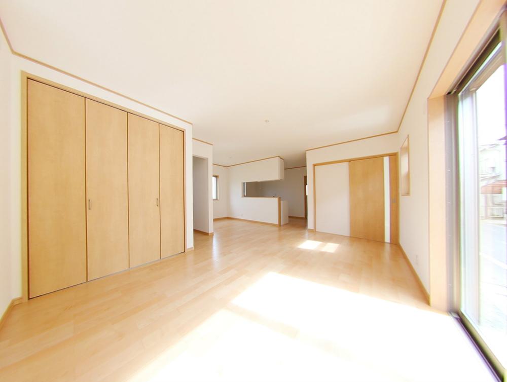 Living. LDK. There is a wash basin and bathroom on the back of the kitchen, It summarizes around water. The living side there is a large closet that Shimae and cleaner (B Building / 2013 October shooting)