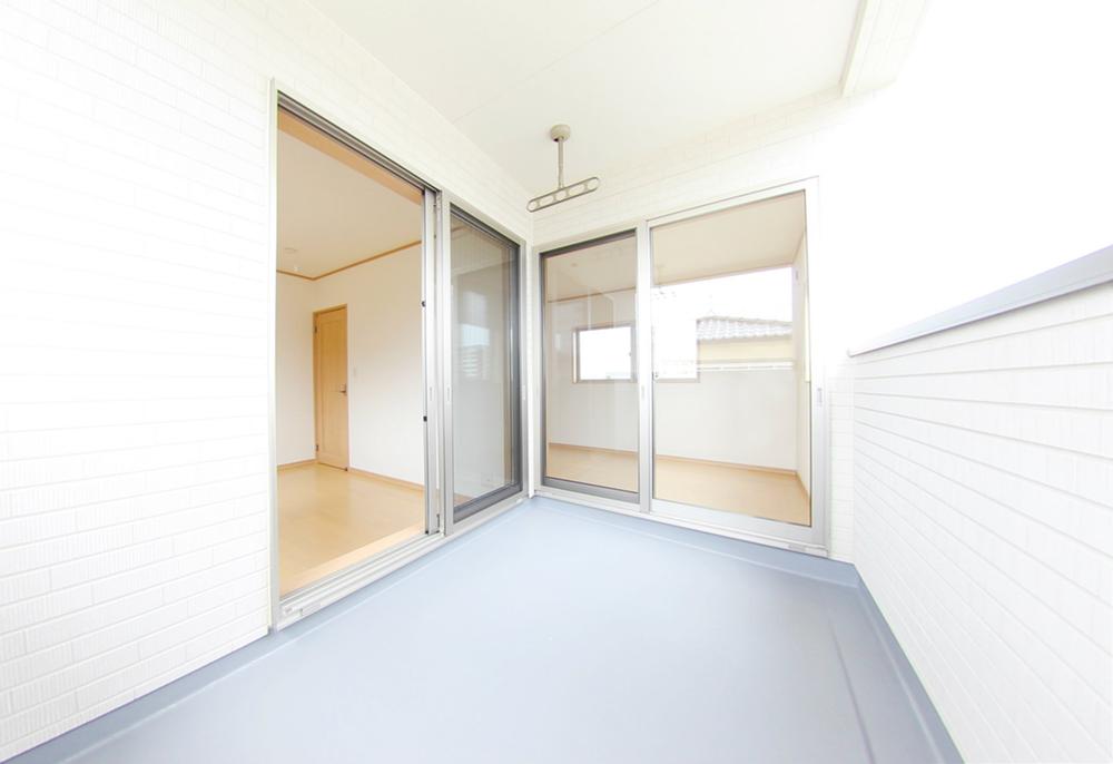 Balcony. Balcony that connects the bedroom and Western. Since the space of the spread with a little depth, Also it is easy to dry laundry. (October 2013 shooting)