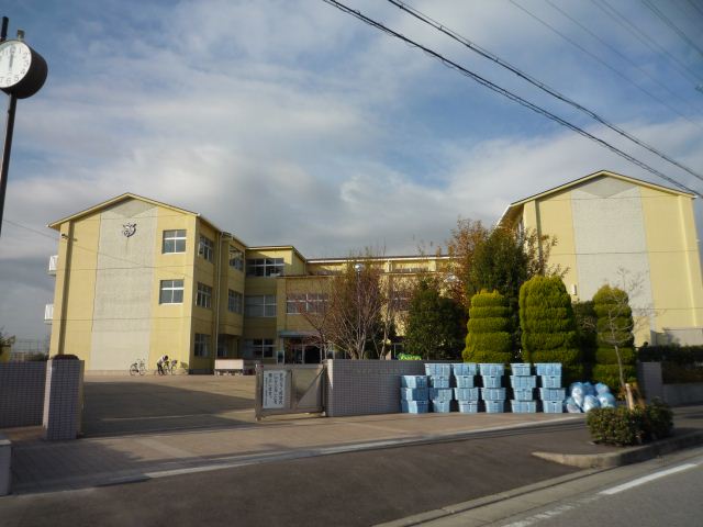 Primary school. 540m up to municipal Rokutsubi western elementary school (elementary school)