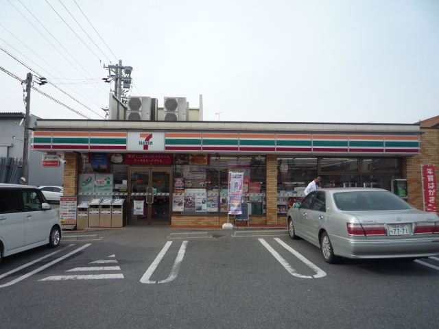 Convenience store. 940m to Seven-Eleven (convenience store)