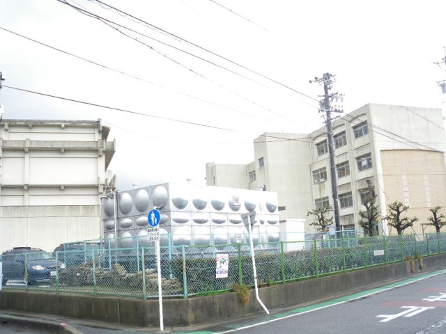 Primary school. 1700m until the Municipal Kitano elementary school (elementary school)