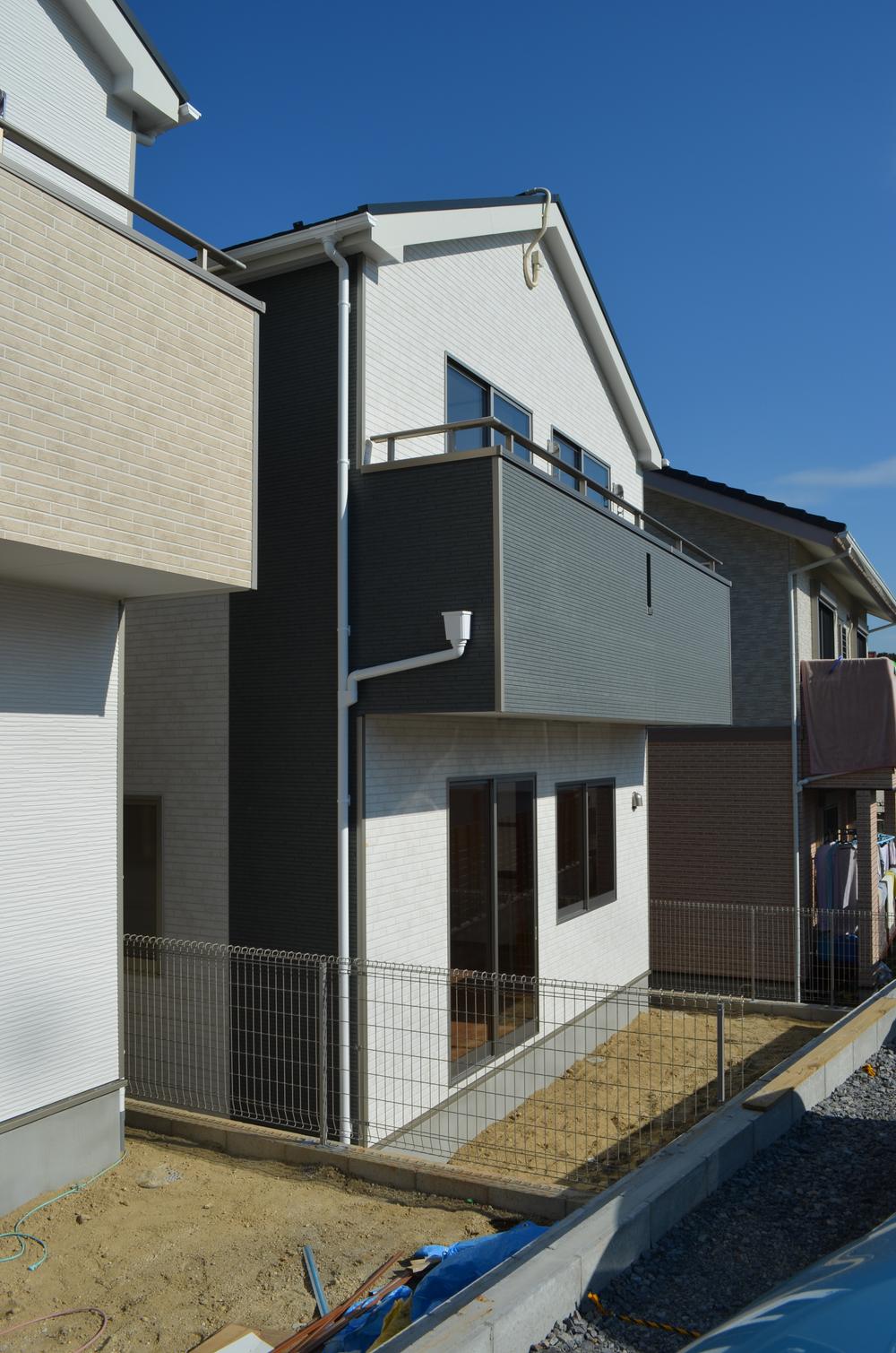 Local appearance photo. Building 3