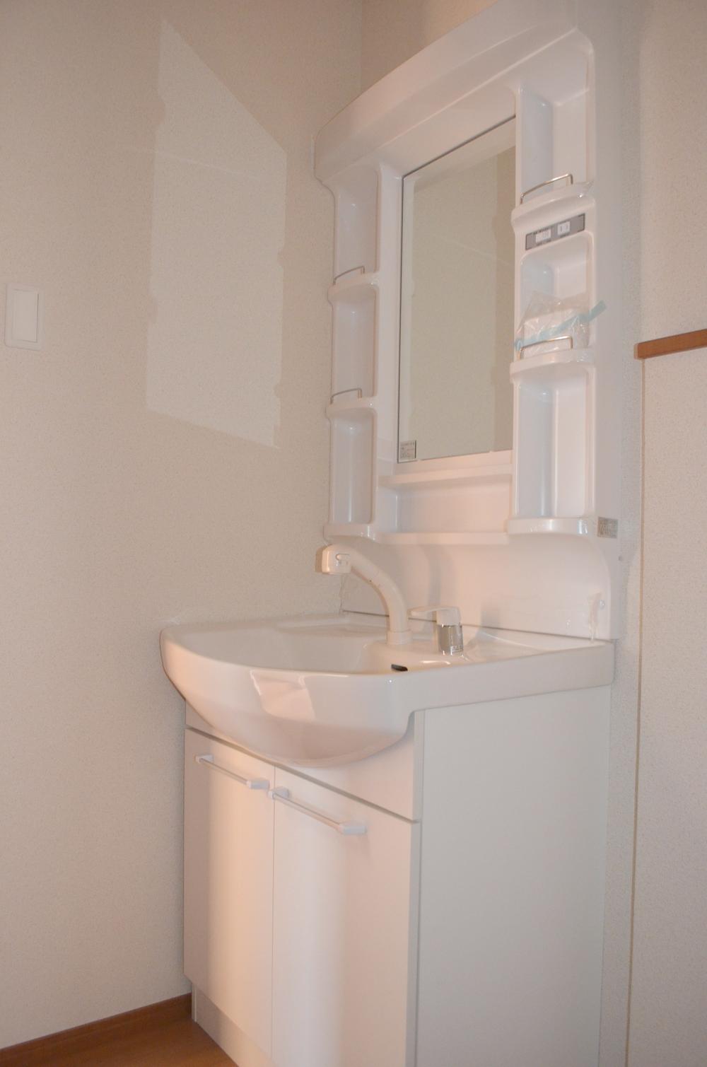 Wash basin, toilet. Building 3