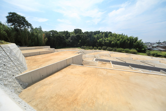 Local land photo. Daylighting ・ Developed land of excellent hill to ventilation. Wide each compartment, House with sundeck Ya, Fun time with gardening and pet dog. Bright sun-drenched garden can also be achieved likely. Local (August 2009), shooting (including pre-sale section)