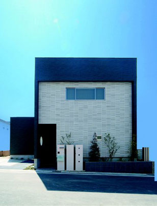 Building plan example (exterior photos). House dignified appearance of calm and dignified drifts grab the heart. The building plan for example, "Face-40" Building price 16,570,000 yen, Building area 115.12 sq m