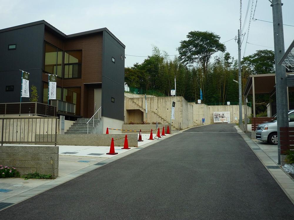 Local photos, including front road. Daylighting ・ Developed land of excellent hill to ventilation. Since each of the compartment is wide, House with sundeck Ya, Enjoy time with gardening and pet dog, Bright sun-drenched garden can also be achieved likely. (Including pre-sale compartment) local (10 May 2011) Shooting