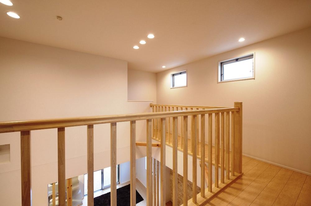 Same specifications photos (Other introspection). Large atrium is very open. Photo same specifications construction cases