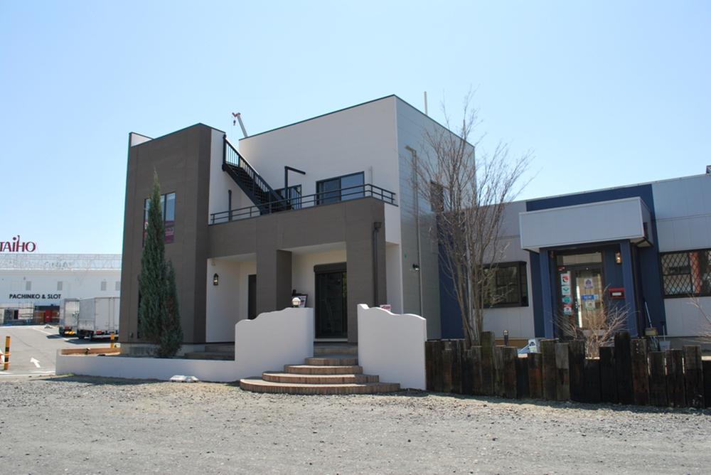 exhibition hall / Showroom. Miyoshi eye ・ Tomei Miyoshi branch exhibition hall opposite Mall