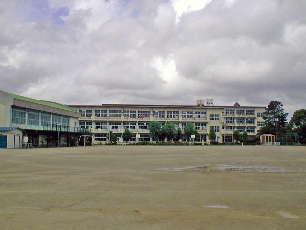Primary school. 1710m to Okazaki elementary school