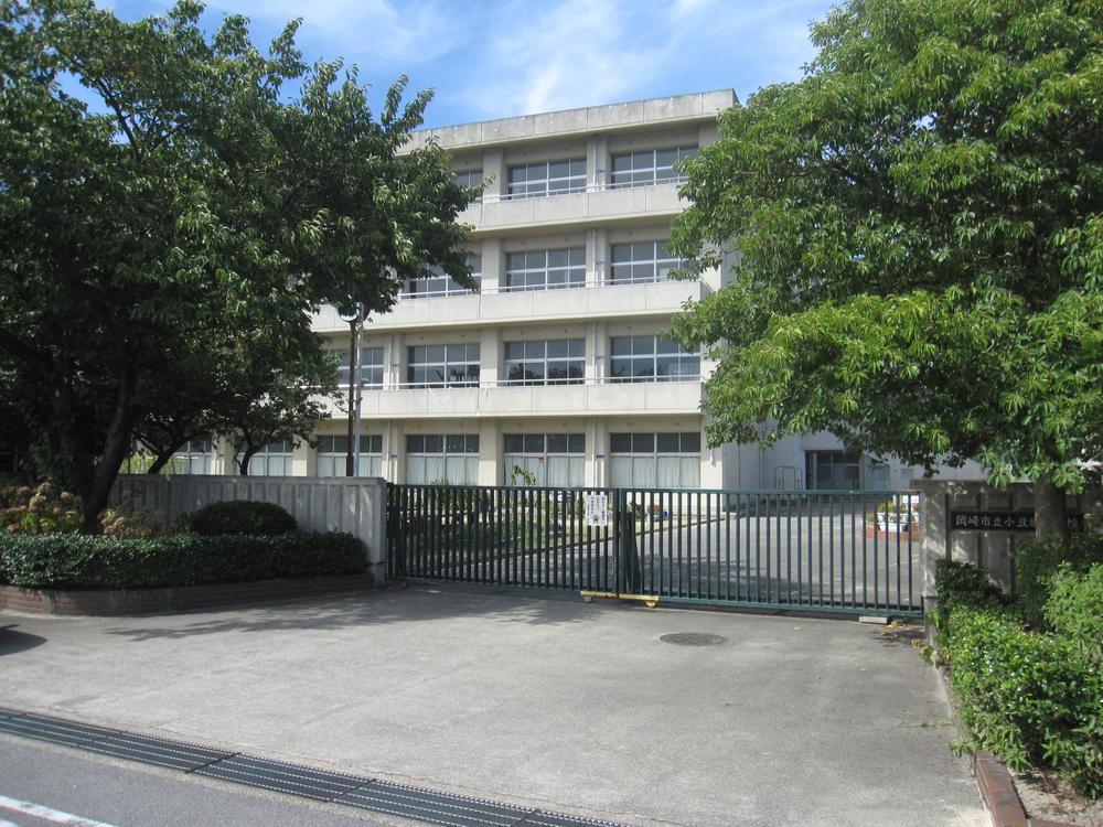 Primary school. 1000m to Okazaki City red beans Slope Elementary School