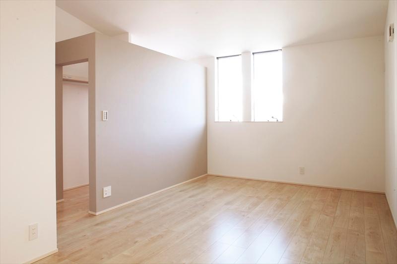 Non-living room. Building D Master Bedroom We nestled the big WIC is to open the main bedroom of the slope ceiling. 