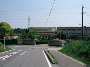 Junior high school. Iwatsu until junior high school 810m walk 11 minutes. Glad distance to the busy junior high school students in extracurricular activities and study