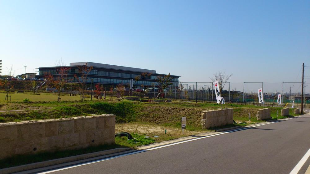 Local photos, including front road. Behind the Mitsui Home section (4 partitions) "Harusaki Sakura Park"! 