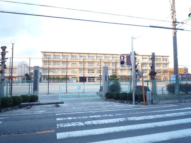 Primary school. 1300m until the Municipal Rokutsubi north elementary school (elementary school)